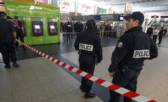 French soldier stabbed in throat, link to London attack unconfirmed